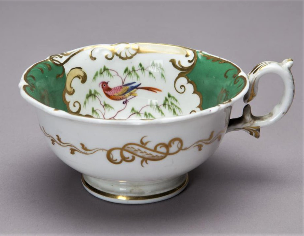 Чашка с изображениями экзотических птиц. Вильям Давенпорт и компания. 1830 - 1840-е гг.