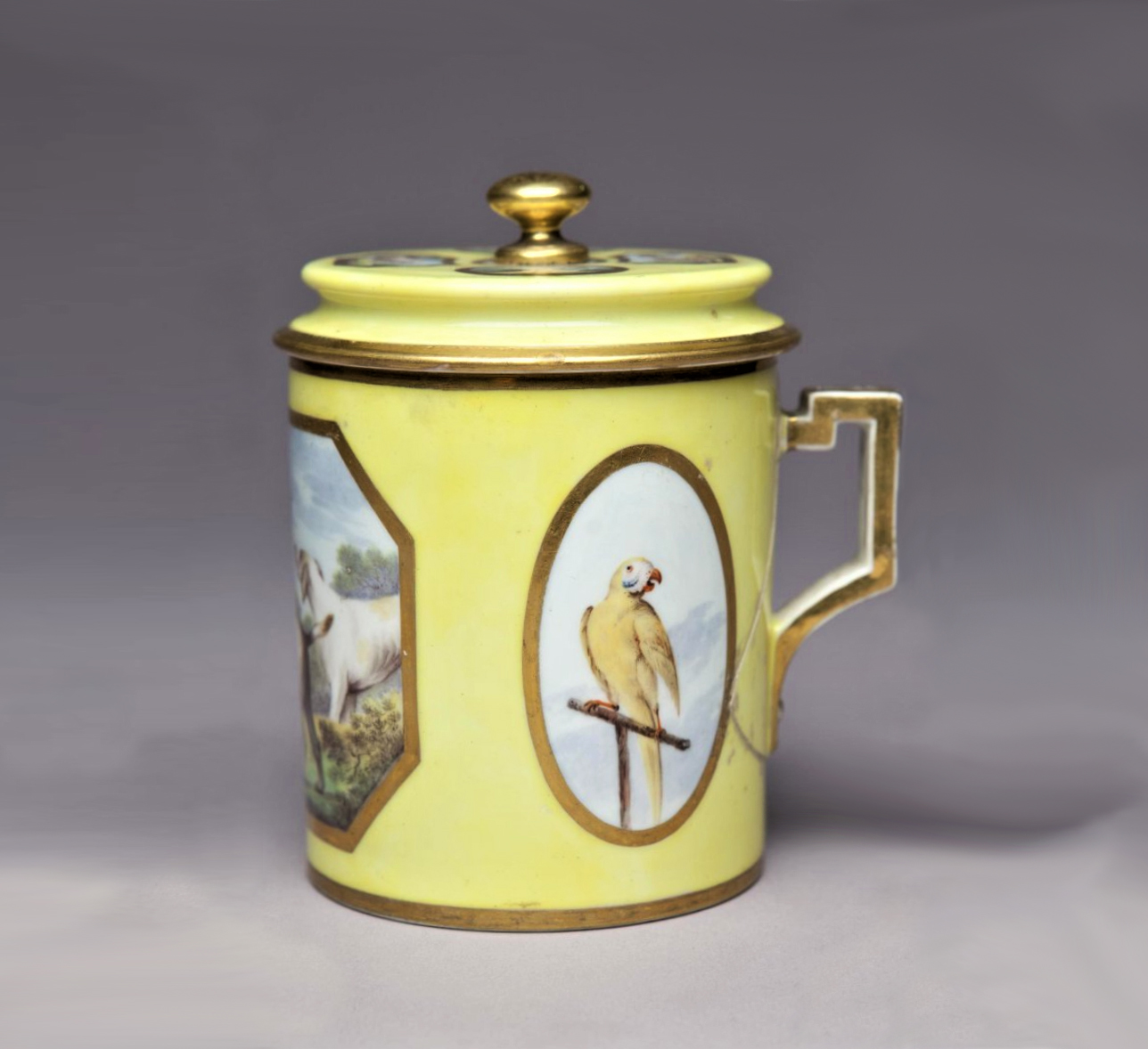 Чашка с крышкой с изображениями животных и птиц. Смит Вильям (William Smith), Фарфоровая фабрика в Дерби, Вильям Дьюсбери и Майкл Кин. 1790–1800-е гг.