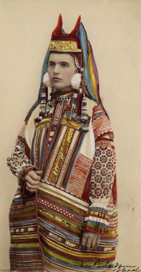 Фотография женщины в костюме Рязанской губ. из коллекции В. П. Сидамон-Эристовой и Н. П. Шабельской