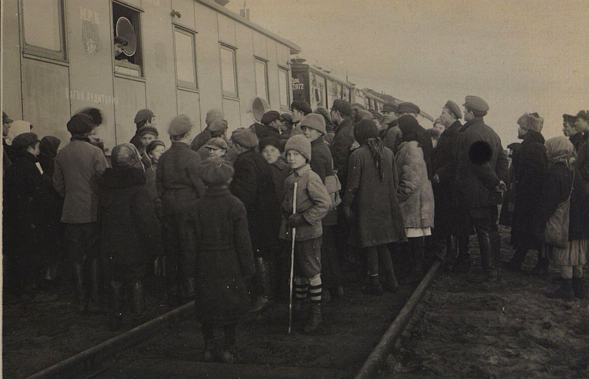 Посетители Агрономического поезда слушают радио. 1925 г.
