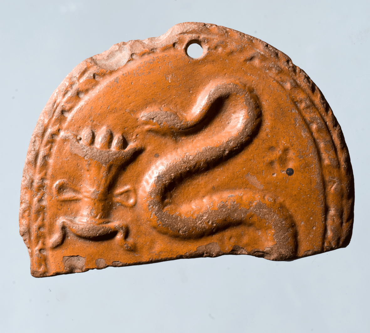Керамическая пластина, покрытая красным лаком, с изображением змеи у алтаря. Ольвия. Коллекция П.О. Бурачкова. III в. н.э. ГИМ. 