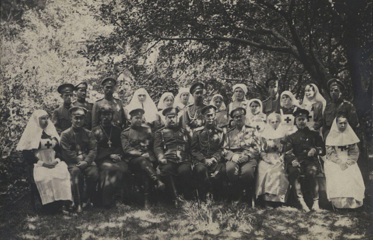 Военные, сёстры милосердия и священник. 1914-1917 гг.