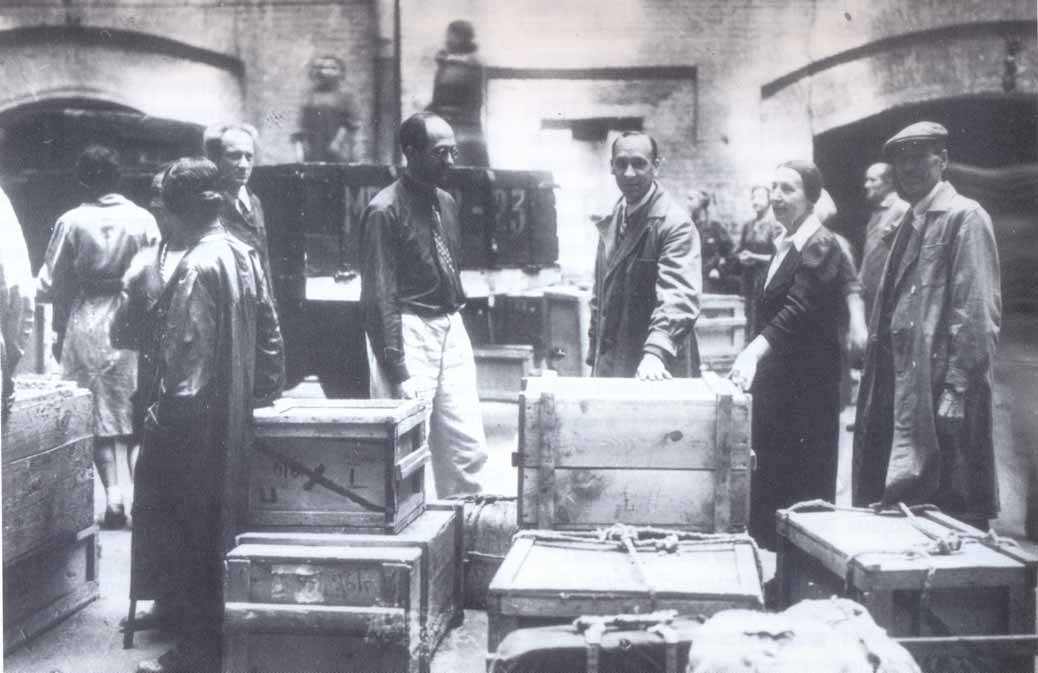 Возвращение из эвакуации. Слева направо: П.Г. Рындзюнский, Н.Л. Рубинштейн, Б.А. Рыбаков; в центре — А.С. Карпова. 1944 г.
