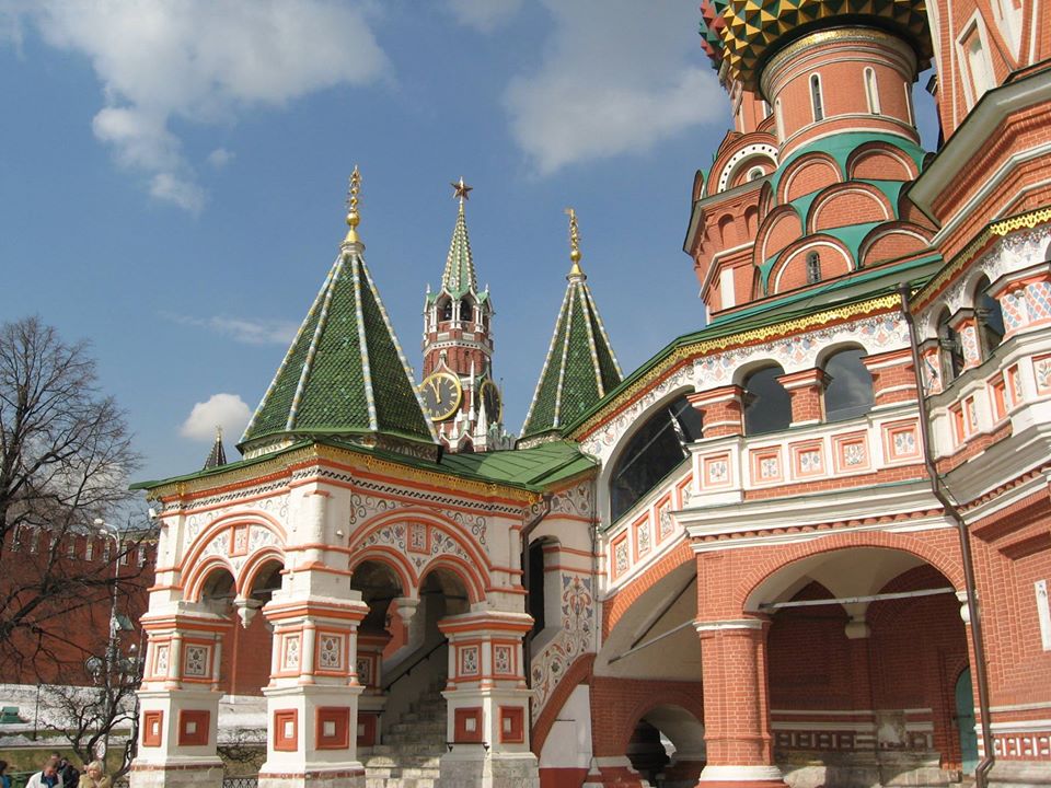 Крыльца Покровского собора и Спасская башня Кремля