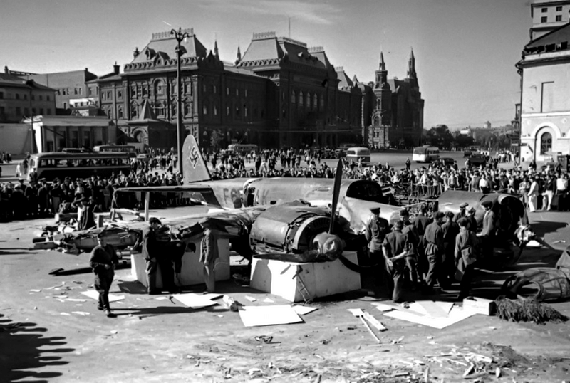 Самолёт Юнкерс Ю-88 (JU 88) на площади Свердлова (сейчас Театральная площадь) Сбит лётчиками 3-го истребительного авиакорпуса около Истры. Маргарет Берк-Уайт. 25 июля 1941 г.