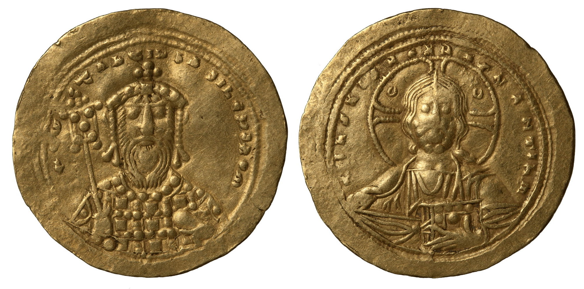 Византия. Константин VIII (1025–1028). Гистаменон. На головном уборе императора, изображённого на лицевой стороне, хорошо различимы пендилии, прикреплённые к венцу по обе стороны.