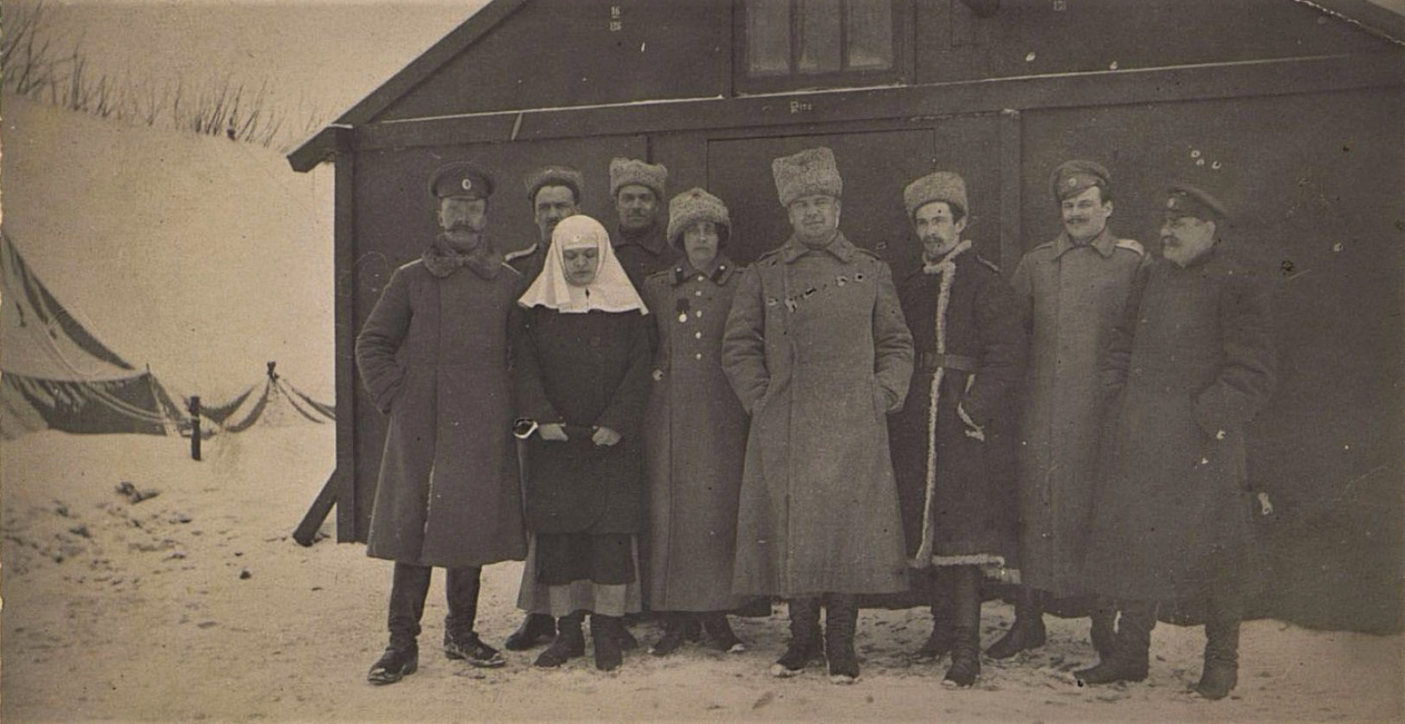 В хирургическом отряде общества Красного креста на фронте Первой мировой войны. 