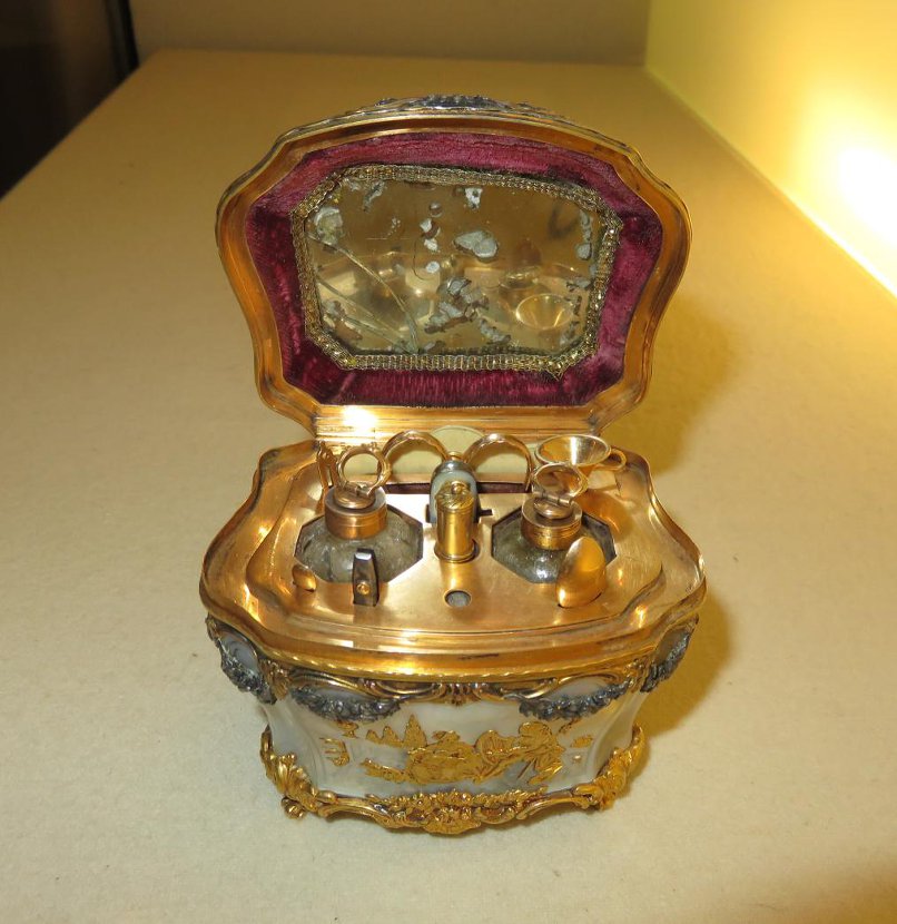 Несессер. Франция, XVIII в. Размер: 9,6 х 8,5 х 6,3 см. Золото, серебро, алмазы, перламутр, чеканка.