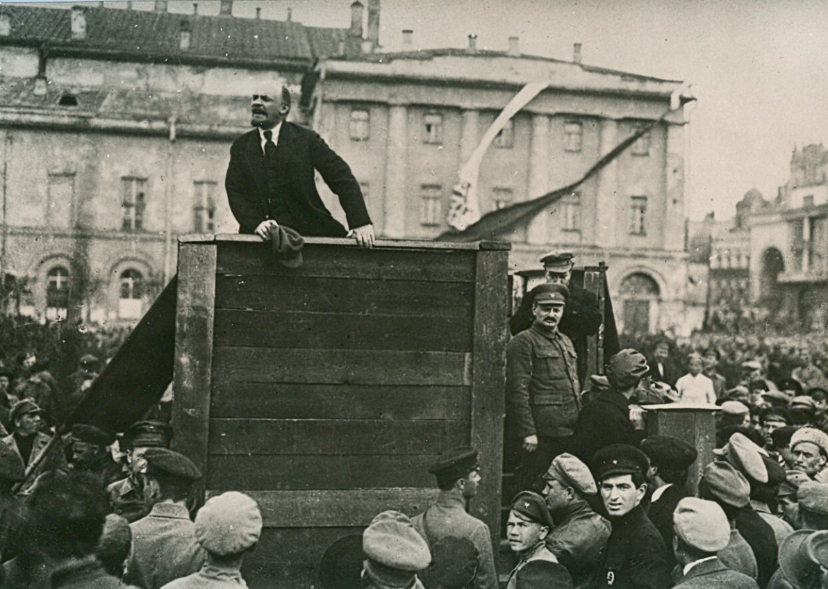 Г. П. Гольдштейн. Фотография. В. И. Ленин выступает с речью на площади Свердлова перед красноармейцами, отправляющимися на польский фронт. На фотографии: рядом с трибуной (справа) — Л. Б. Каменев и Л. Д. Троцкий. 5 мая 1920 г.