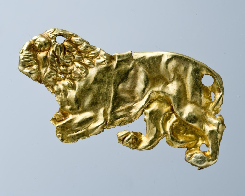 Бляшка нашивная: идущий лев. Около 350 г. до н. э.