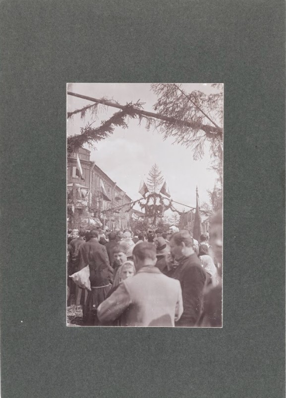 Клетнова Е.Н. Панихида в день поминовения павших под Вязьмой 17 августа 1812 г. 1912 Картон, серебряно-желатиновый отпечаток