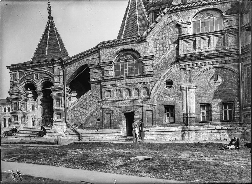 Западный фасад Покровского собора с заложенными пространствами под нижней аркой. 1920-е г