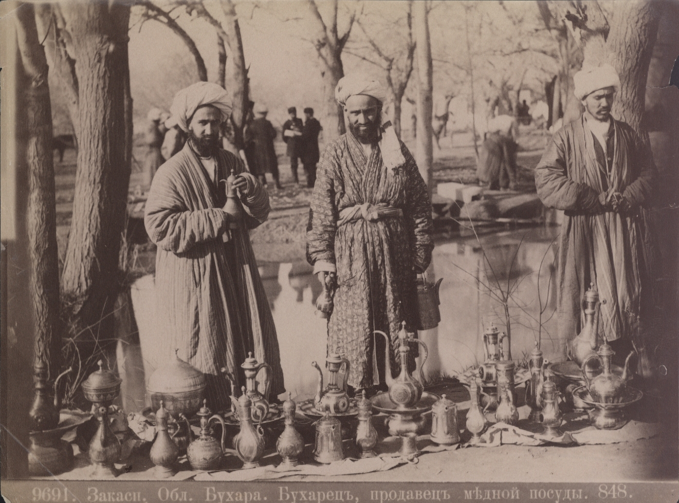 Продавцы медной посуды в Бухаре. 1880-1890-е гг. 