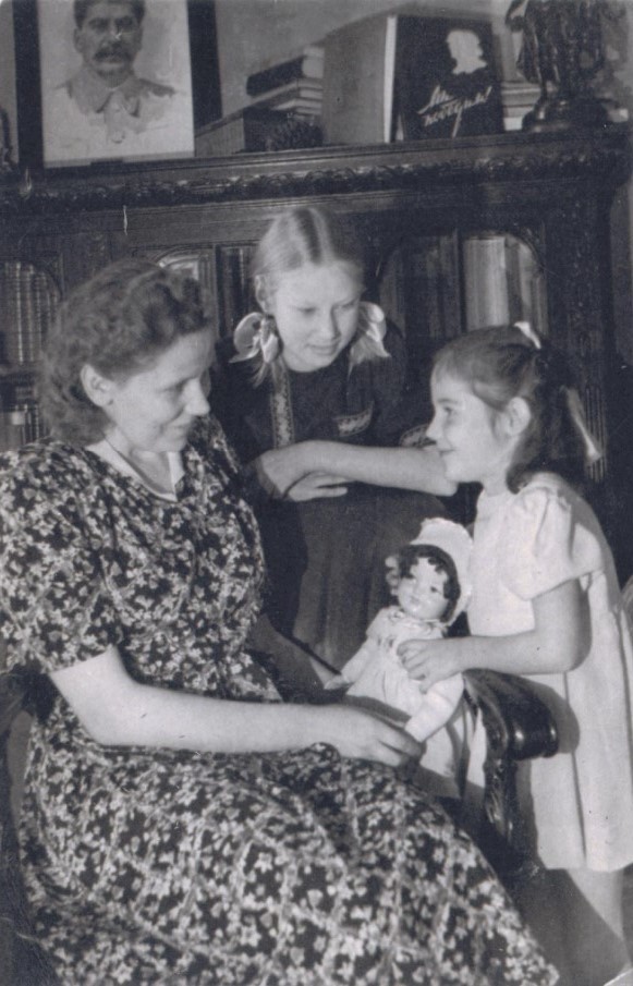 Ковригина с дочерьми Светланой (слева) и Татьяной (справа) в кабинете С.Я. Аллилуева. 1944 г.