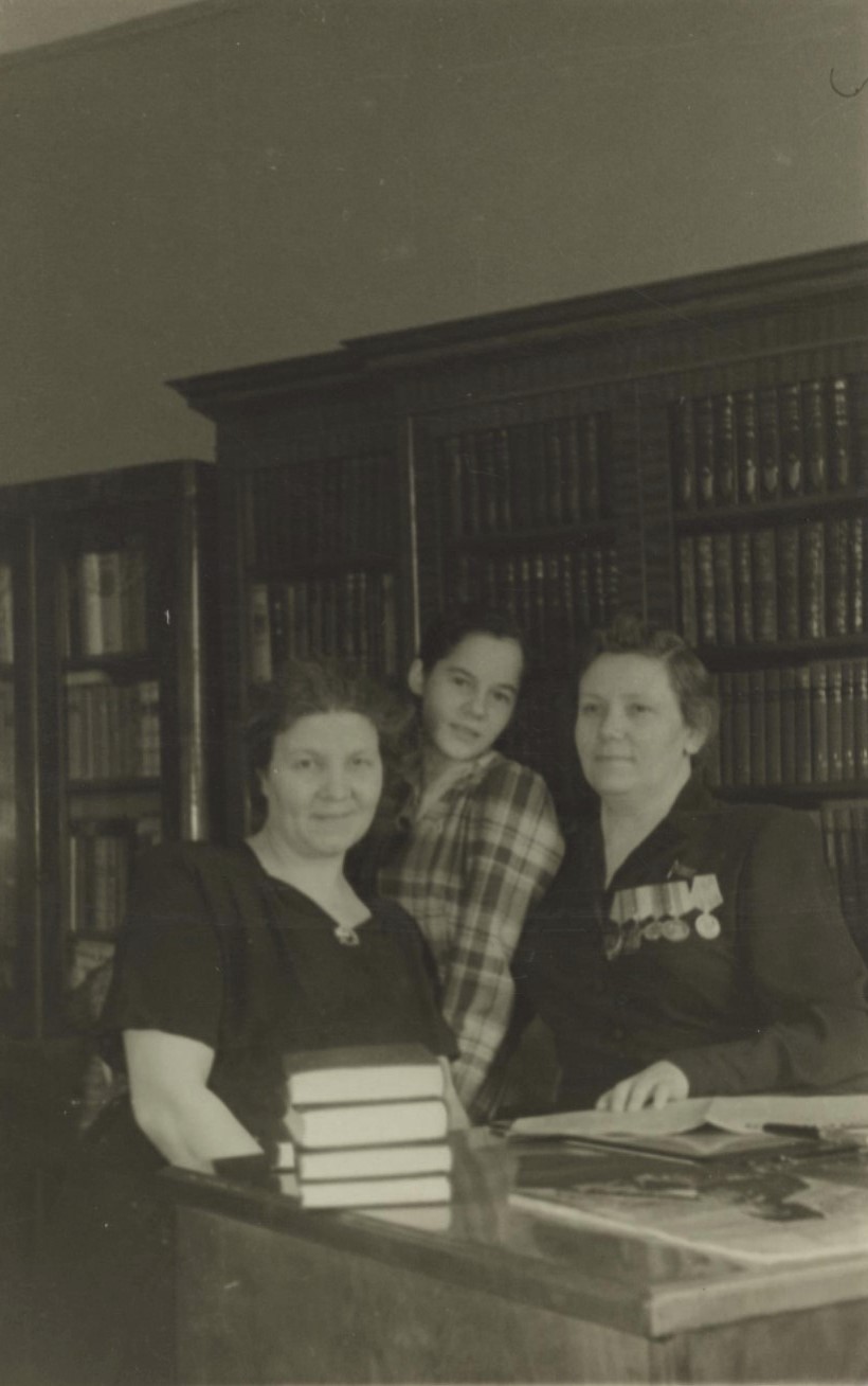 М.Д. Ковригина (министр здравоохранения СССР) с сестрой М.А. Дедюхиной и дочерью Татьяной дома в кабинете. 1954 г.