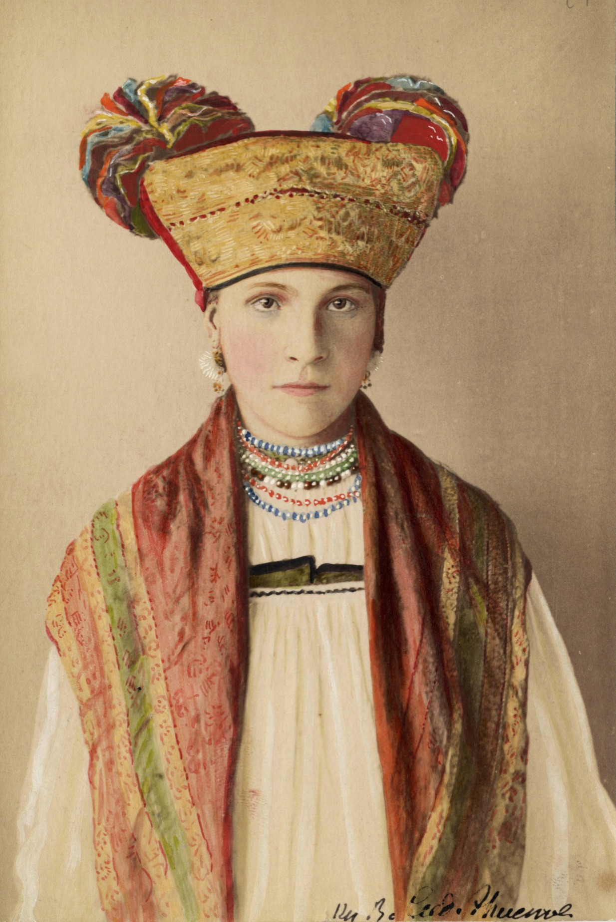 Фотография ч/б раскрашенная. Женщина в народном костюме Тульской губ. Конец XIX — начало XX в.