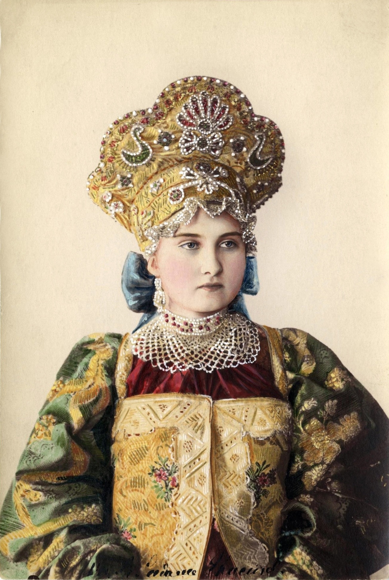 Фотография ч/б раскрашенная. Девушка в народном костюме Костромской губ. Конец XIX — начало XX в.