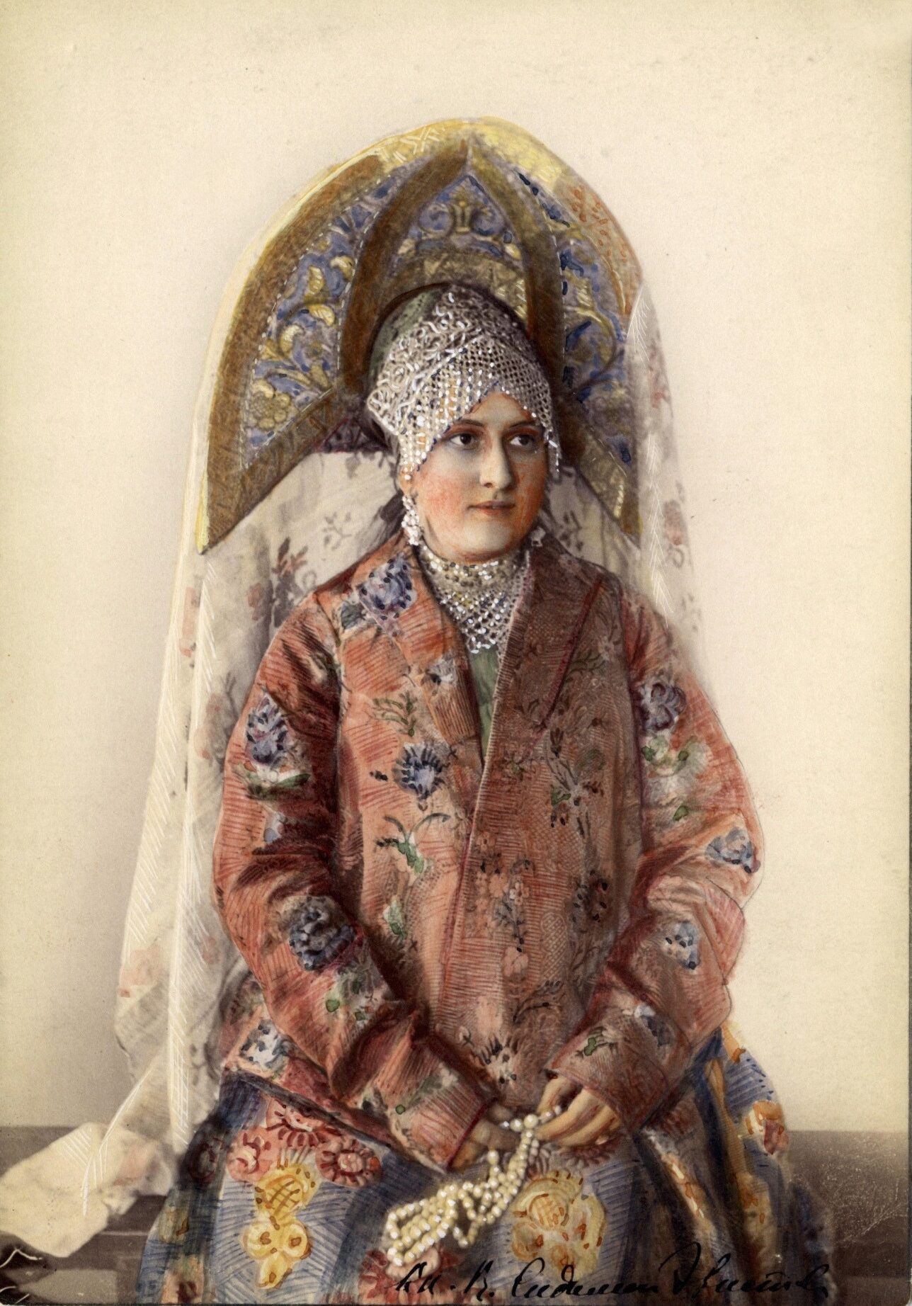 Фотография ч/б раскрашенная. Женщина в народном костюме Нижегородской губ. Конец XIX — начало XX в.