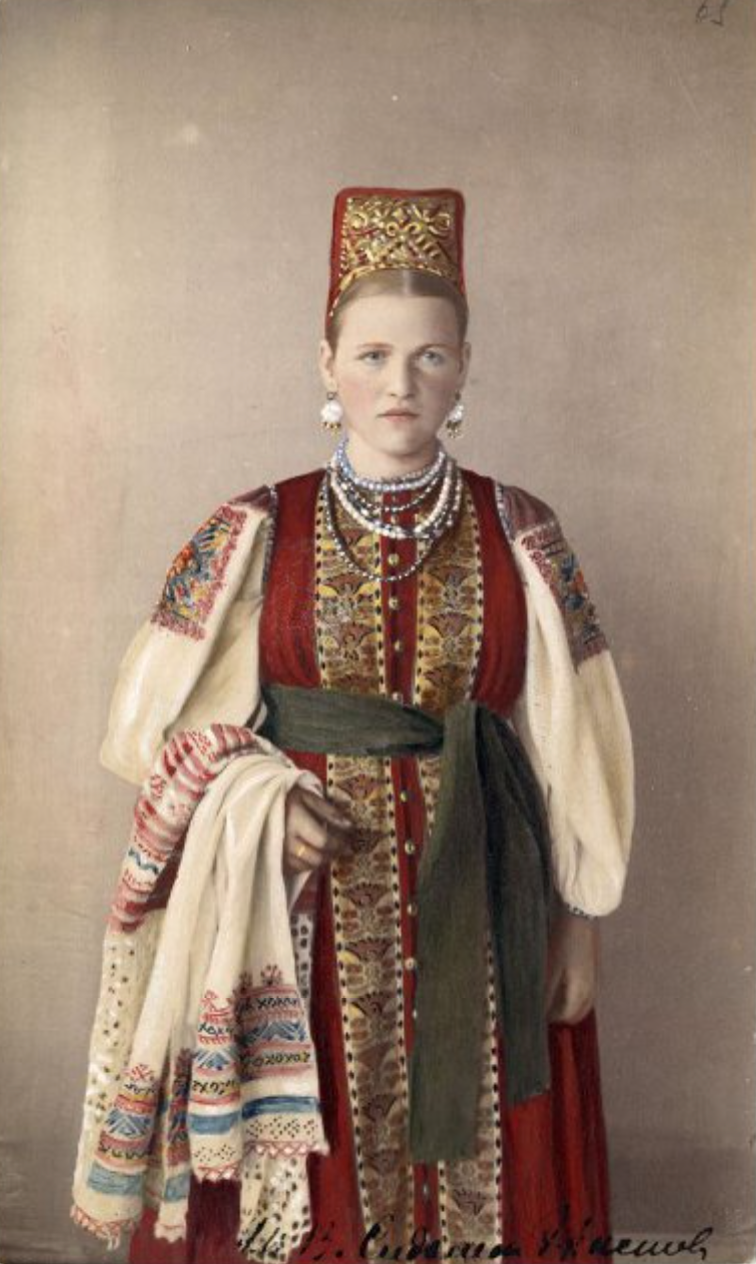 Фотография ч/б раскрашенная. Женщина в народном костюме Вологодской губ. Конец XIX — начало XX в.