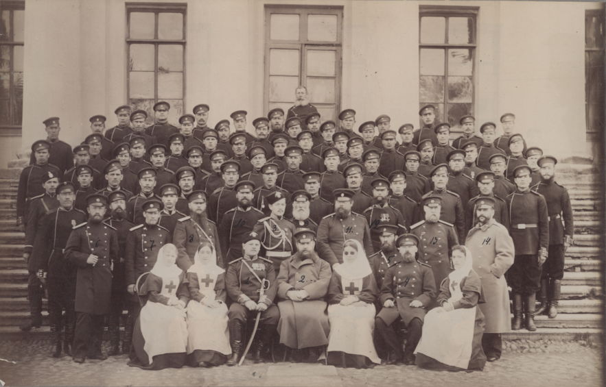 Групповой снимок медицинского персонала лейб-гвардии Преображенского полка Неизвестный фотограф 1883 г.
