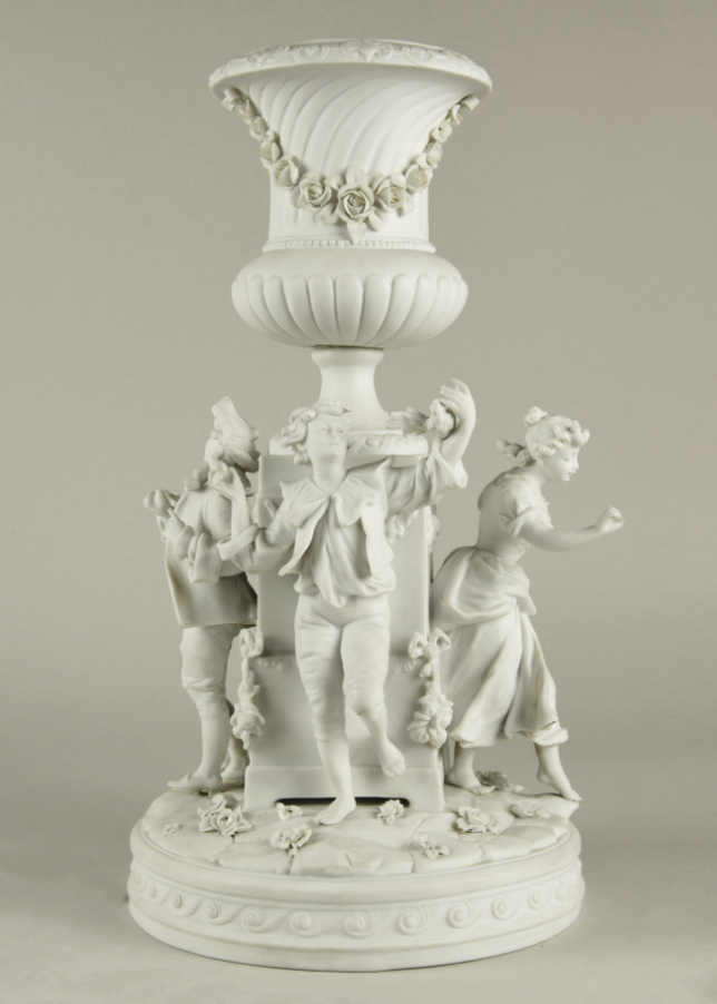 Скульптурная группа: вазон в окружении четырёх фигур. Севрская королевская фарфоровая мануфактура, середина-вторая половина XIX в.