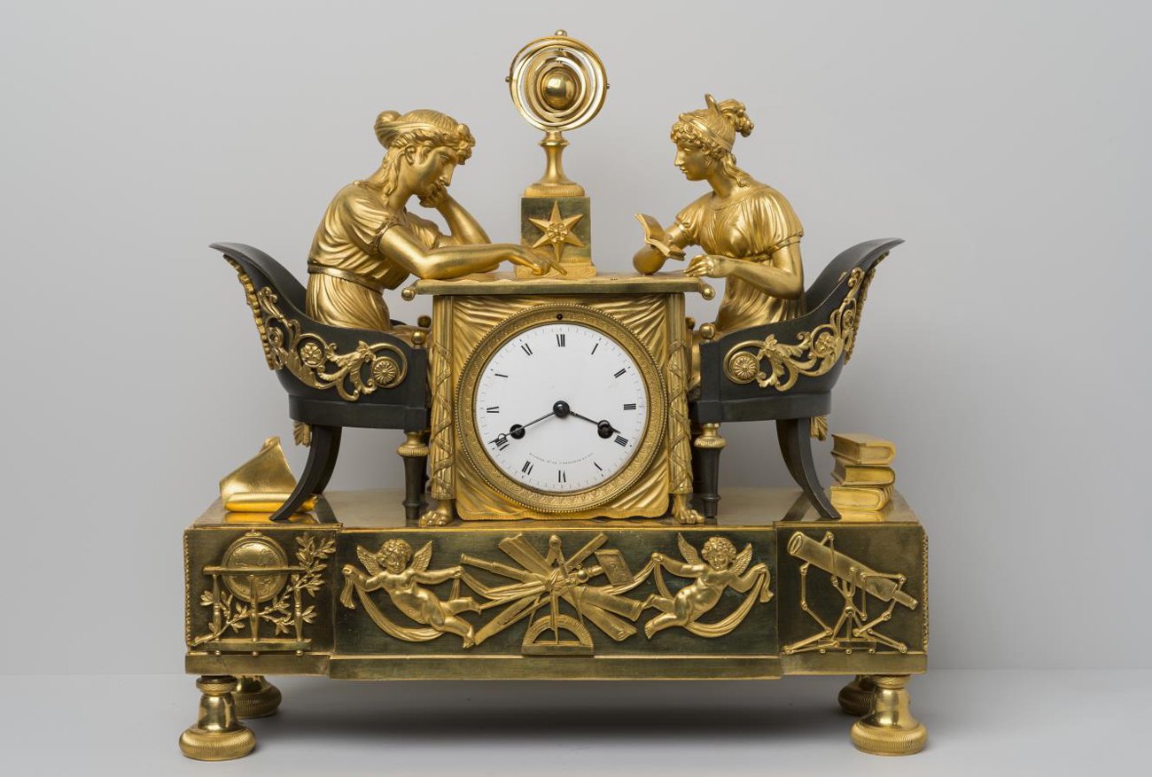 Часы каминные «Урок астрономии». Франция, г. Париж. Около 1810 г. Бронза, эмаль, стекло, литье, патинирование, чеканка, золочение.