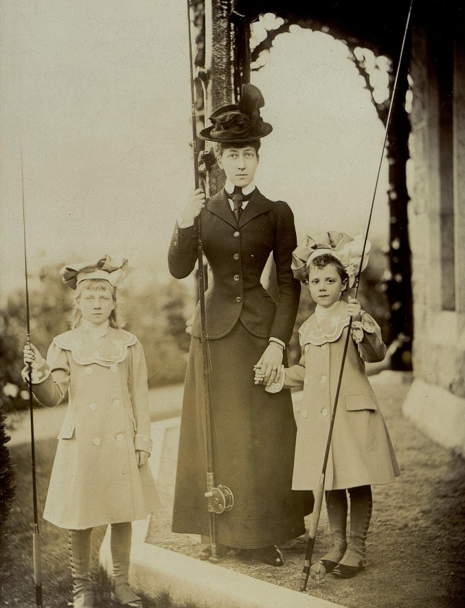 Луиза Великобританская с дочерьми Алисой и Мод. W. & D. Downey. Лондон, 1900-е гг.