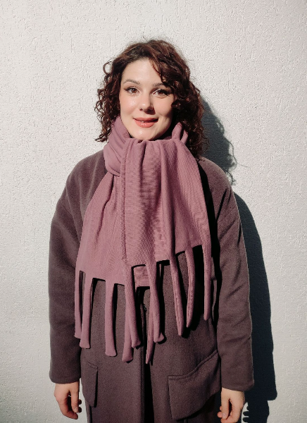 Яна Левашова в шарфе собственного дизайна