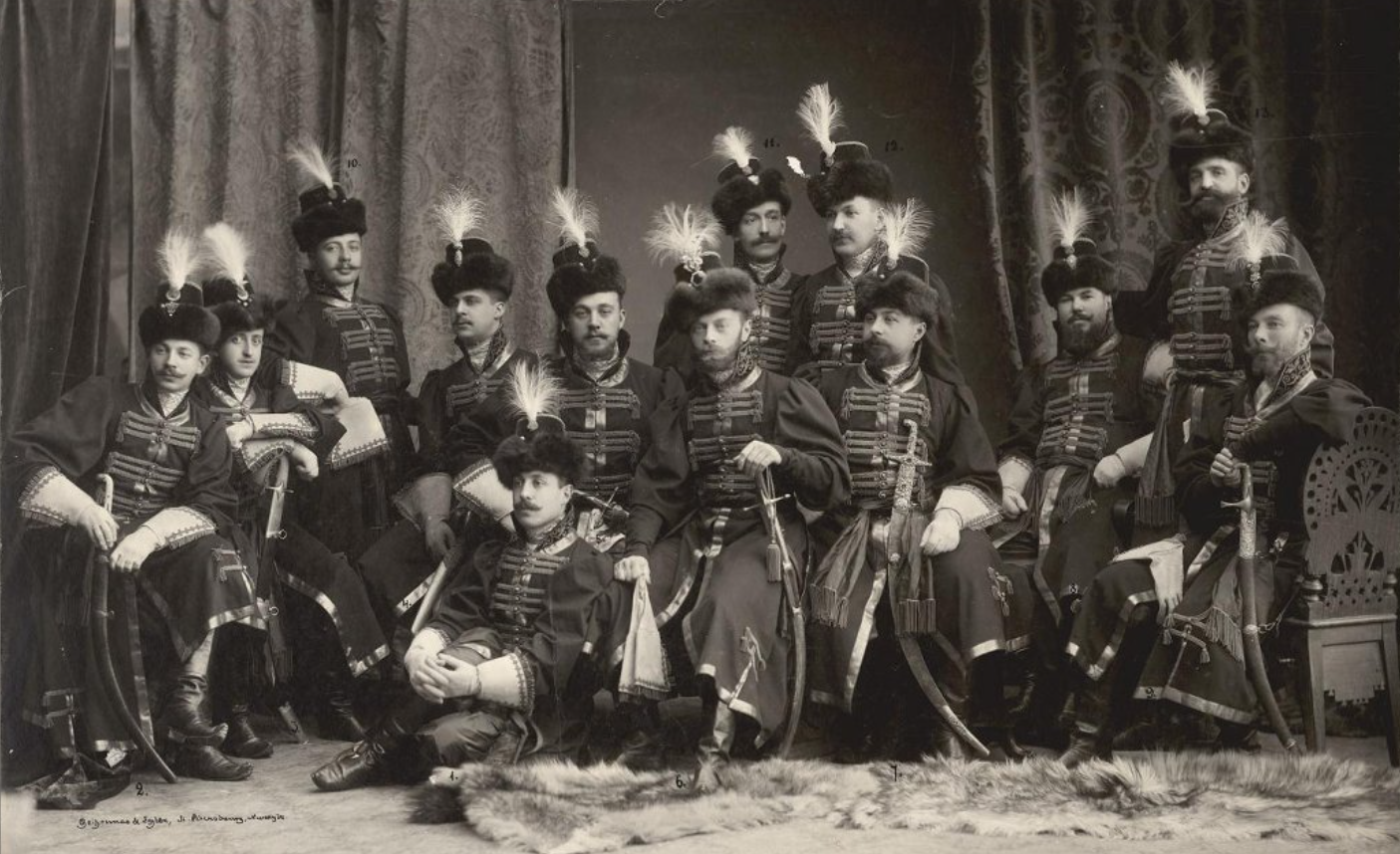 Тринадцать офицеров Преображенского полка в костюмах для бала. Ателье «Боассонна и Эгглеръ». 1903 г.