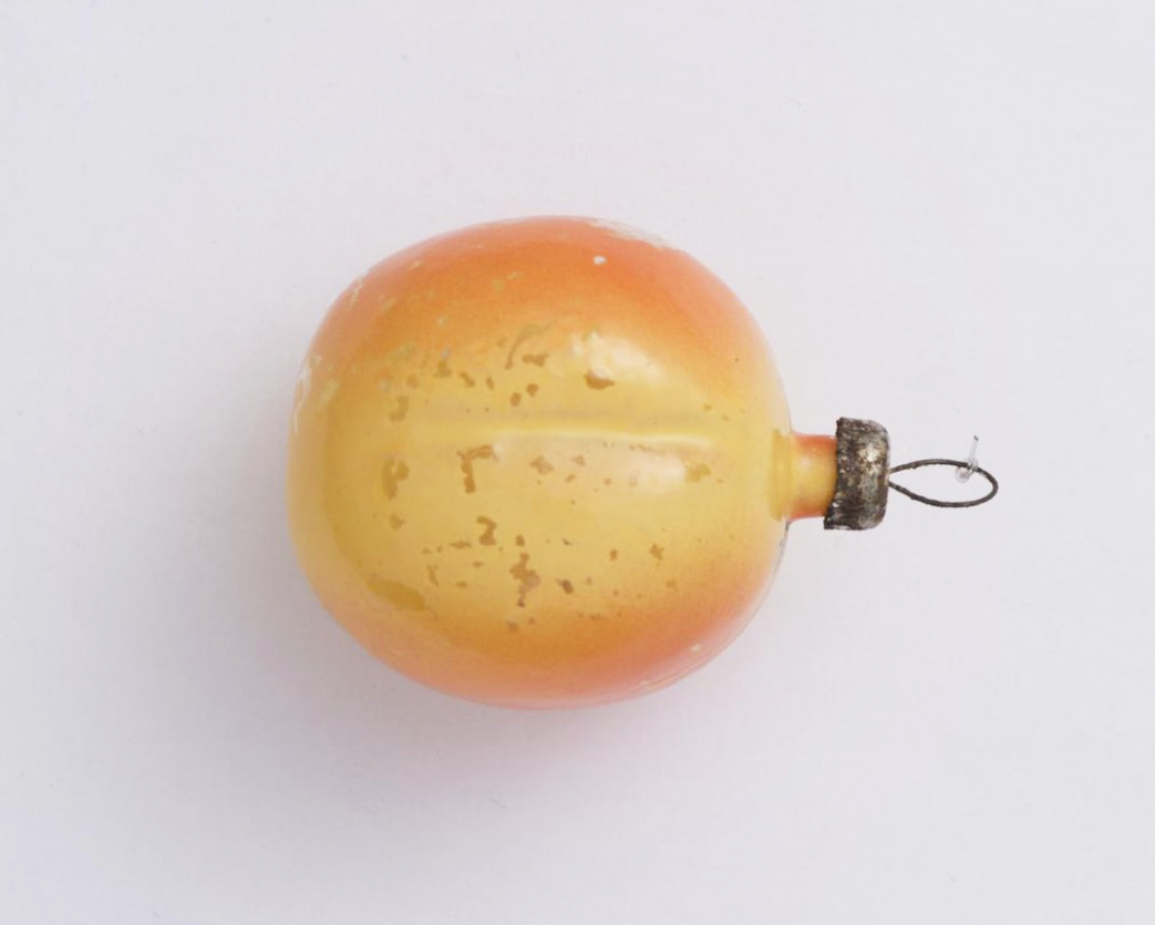 Игрушка ёлочная «Персик»; цвет желто-оранжевый. СССР, 1950-е — 1970-е гг.