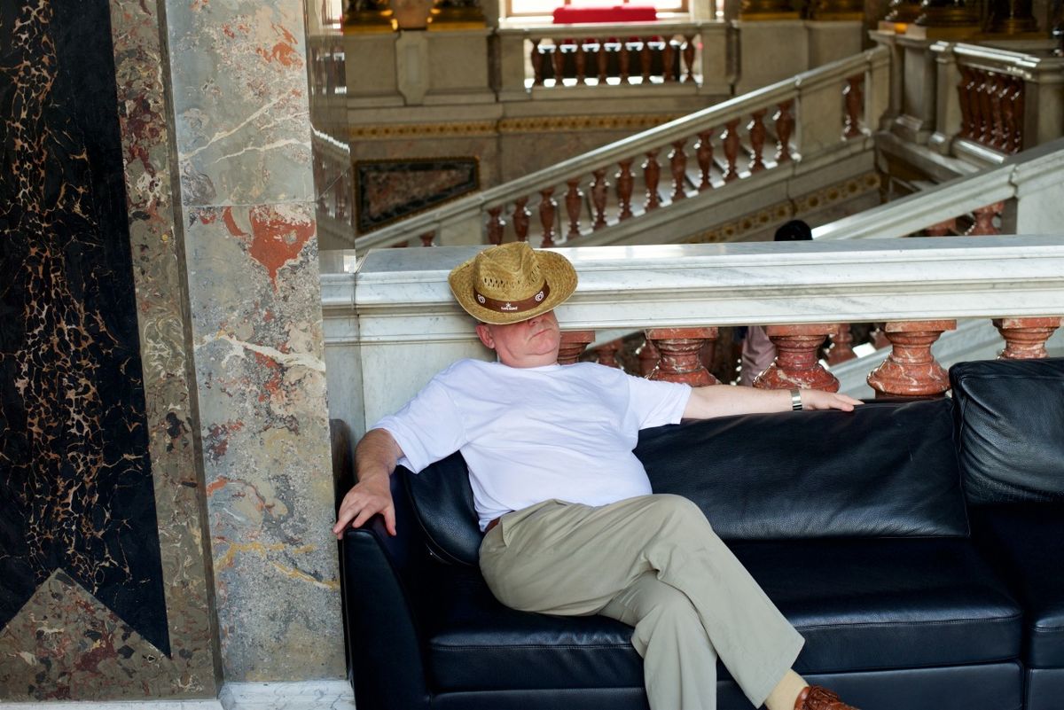  Источник: https://vk.com/wall-179896552_225744 (https://www.lensculture.com/stefan-draschan?modal=project-342516-people-sleeping-in-museums)
