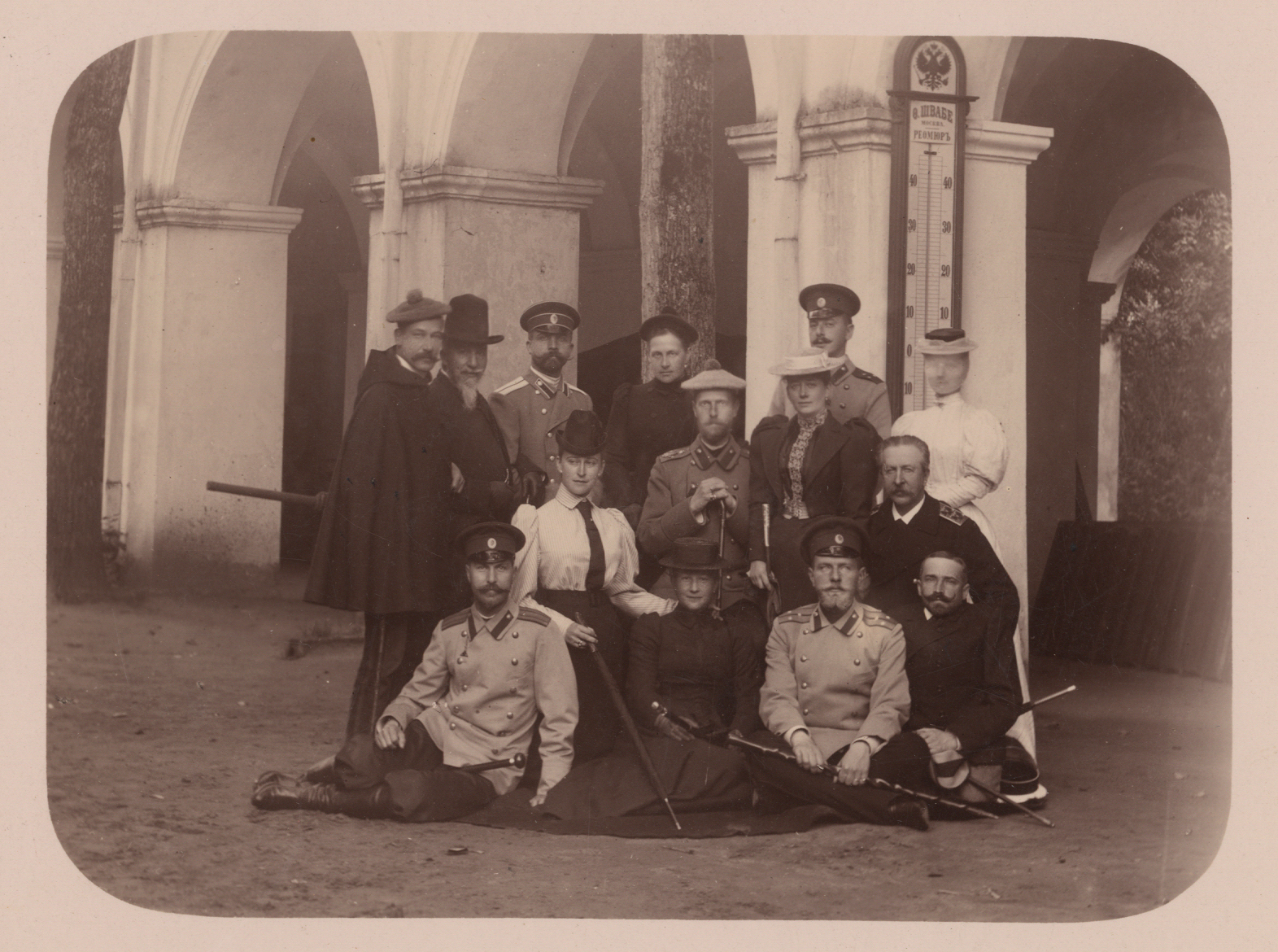 Неизвестный фотограф. Великий князь Сергей Александрович и великая княгиняЕлизавета Фёдоровна с окружением в Ильинском. 1890-е гг.