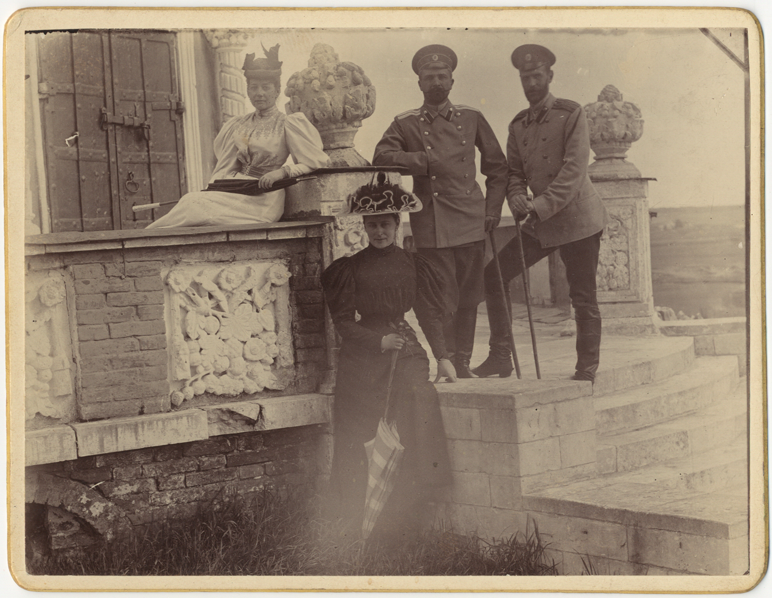 Неизвестный фотограф. Великий князь Сергей Александрович, великая княгиняЕлизавета Фёдоровна, адъютант великого князя Владимир Сергеевич Гадон, фрейлина великой княгини Екатерина Николаевна Козлянинова на ступенях Спасской церкви в Уборах. Конец 1880-х гг.
