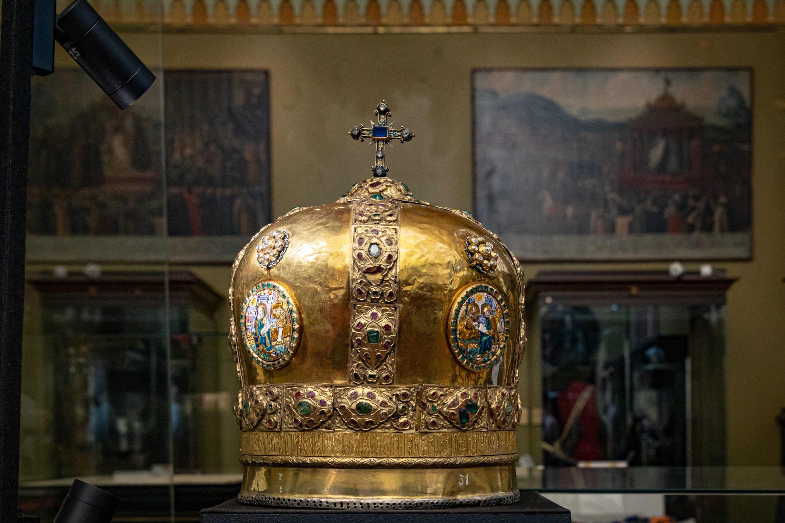 Митра митрополита Гедеона Святополк-ЧетвертинскогоМосква, Золотая палата Московского Кремля. 1685 г. Золото, серебро, изумруды, кварц, шпинель, стекло, рубины, альмандин, гессонит, алмазы, сапфиры; резьба. ГИМ
